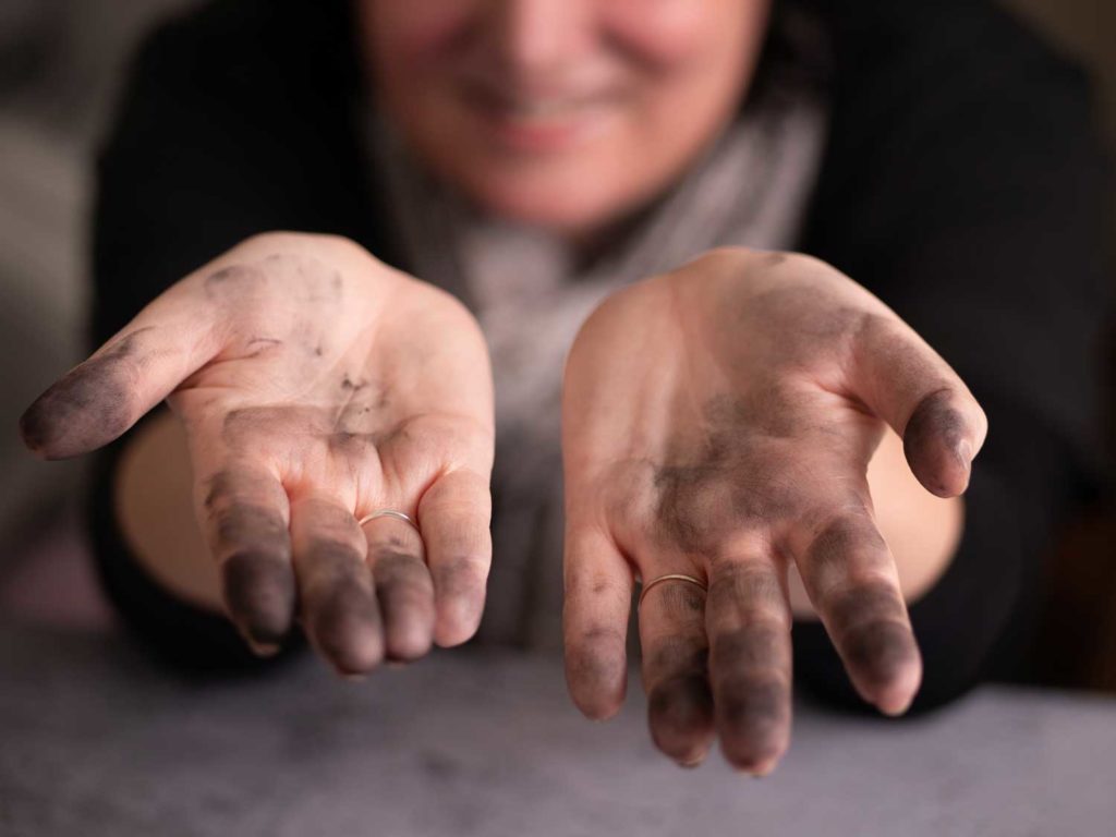 Working with charcoal messy? 5 simple tips to keep it clean Juna